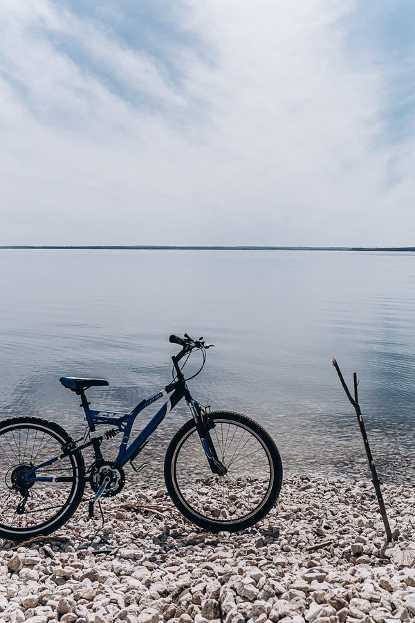Quelle est la particularité du tour du lac à vélo à Annecy ?