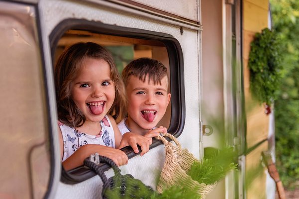 Que comporte la trousse de premiers secours d'une colonie de vacances ?